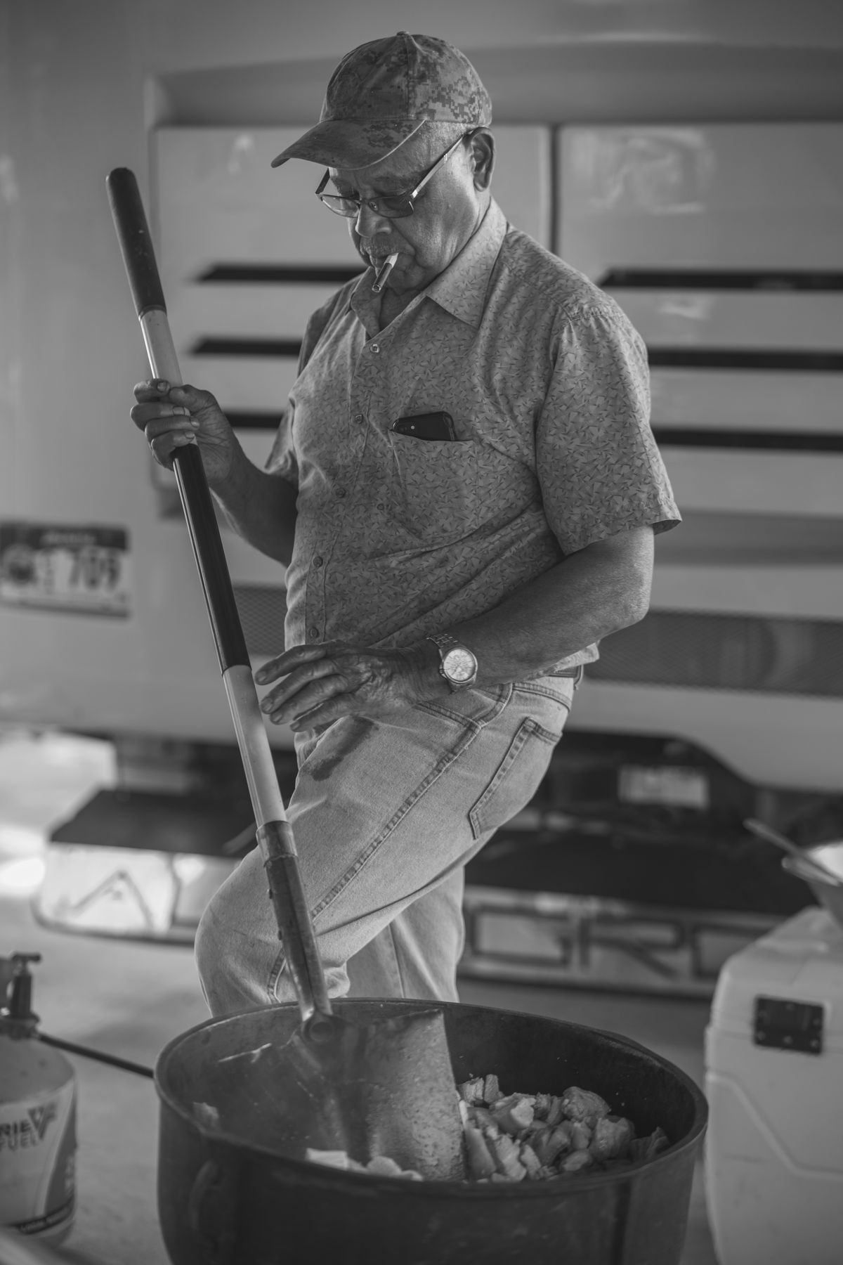 Stirring cracklins with a paddle